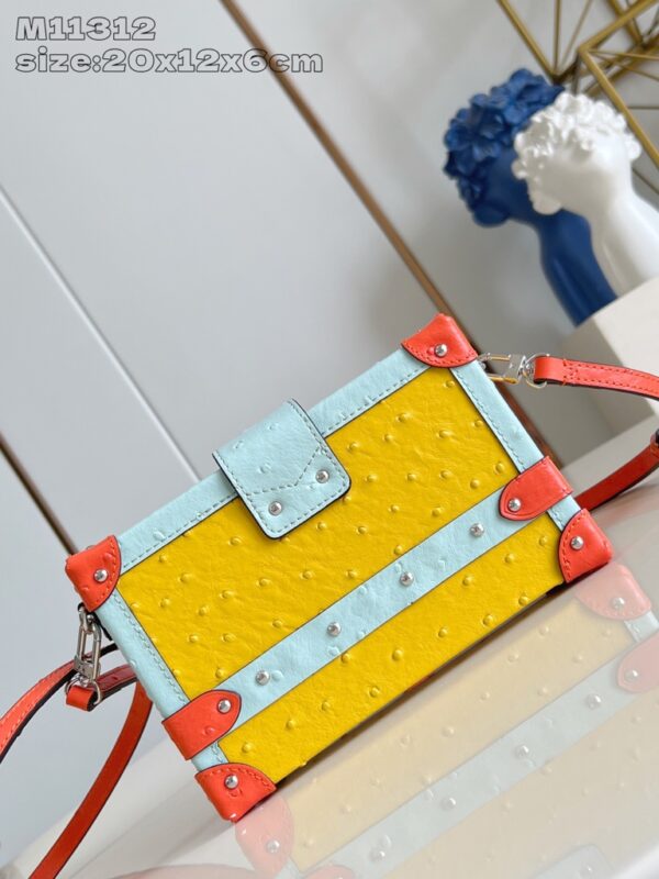 【Exclusive Live Shot M11312】 This Petite Malle handbag is made of glossy ostrich-patterned leather.