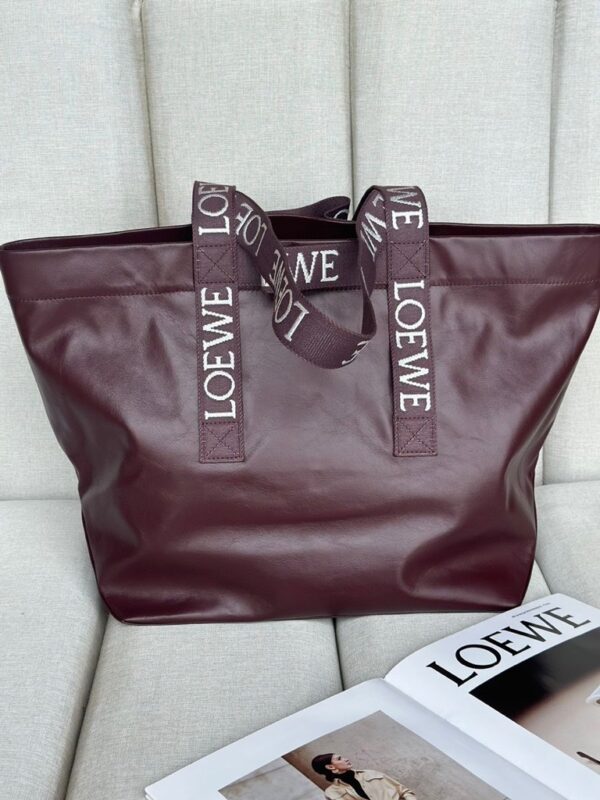 Paper纹 leather Fold Shopper handbag 🆕 is a multi-functional and lightweight handbag.