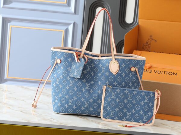 This medium-sized Neverfull handbag is embellished with Monogram denim fabric and leather trim.