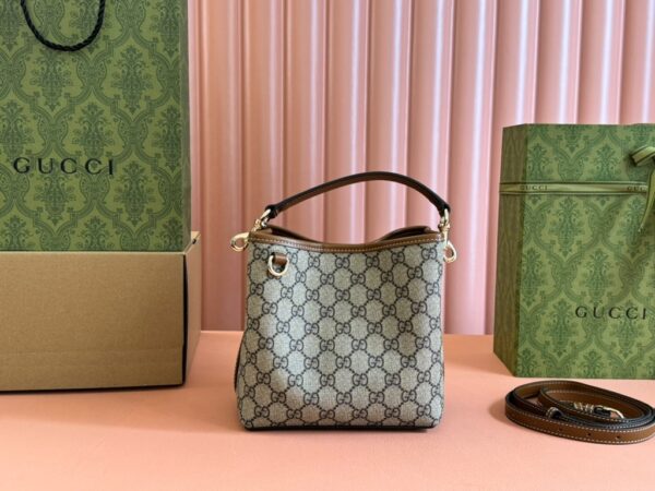 【Complete Packaging Included】This shopping bag features both the GG pattern and the striped fabric strap, two distinctive elements of the brand, which are perfectly combined to form a classic combination.