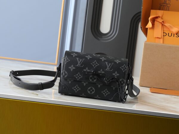 This Steamer mini handbag is crafted from the vibrant Taurillon leather, drawing inspiration from the brand's traditional Steamer hardcase design.