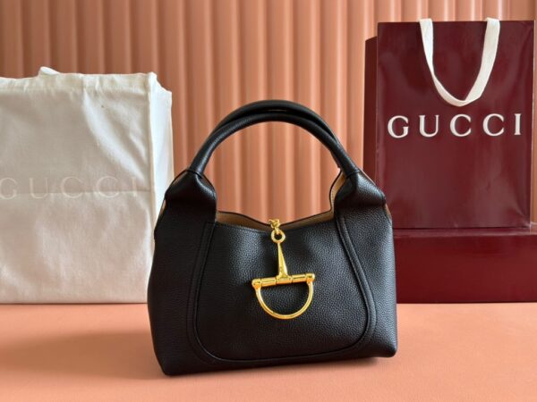 【Complete Packaging Included】This Gucci Softbit series shoulder accessory features a large half-moon buckle design that embodies the classic equestrian style of the brand.