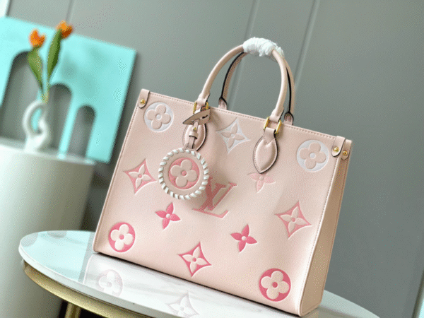 The highest quality original leather from the manufacturer, with the original single piece and complete packaging.